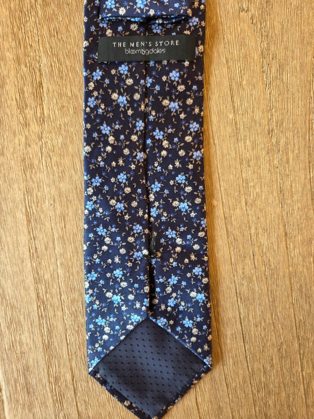 Bloomingdales Men's Store Navy Blue And White 100% Silk Floral Tie (3.15")